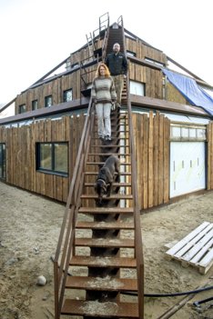 Der var krav om en brandtrappe - den fører udvendigt hele vejen op til toppen af pyramiden. <i>Foto: Lars Pauli</i>