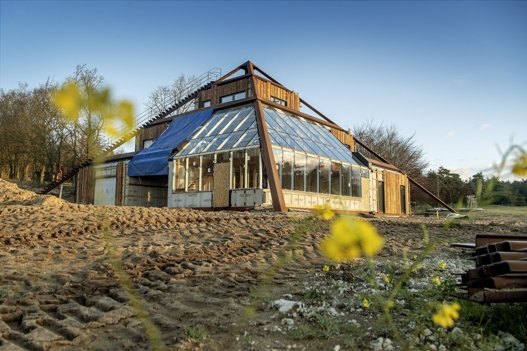 Der kommer terrasser hele vejen rundt om huset. <i>Foto: Lars Pauli</i>