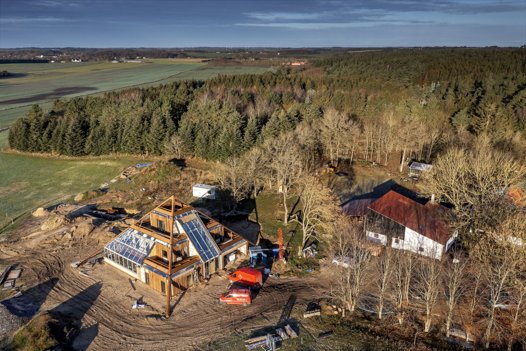 Familien Fengers nye hus ligger ikke langt fra det gamle - kun nogle få meter. Per Fenger regner med der bliver mere brug for aircondition end varme i pyramiden. Men der er jordvarme, så man er sikker på ikke at komme til at fryse. <i>Foto: Lars Pauli</i>