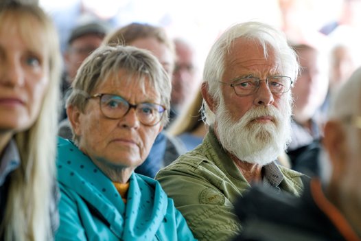 Blandt tilhørerne under paneldebatten i det stopfyldte telt var ægteparret Lene Madsen og Lars Christiansen fra Mariager. Foto: Bo Lehm <i>Bo Lehm</i>