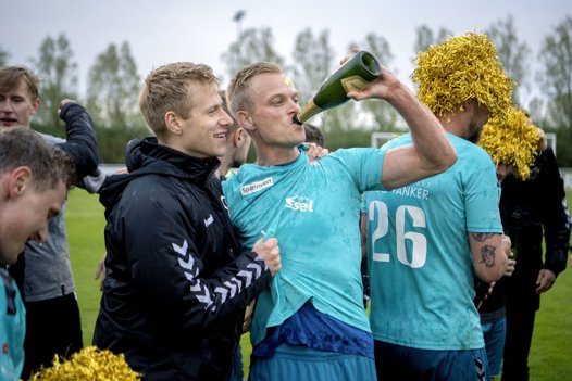 Angriber Morten U. Thomsen tog en ordentlig slurk af champagneflasken under tonerne til "We are the champions" af bandet Queen. Foto: Lars Pauli <i>Foto: Lars Pauli</i>