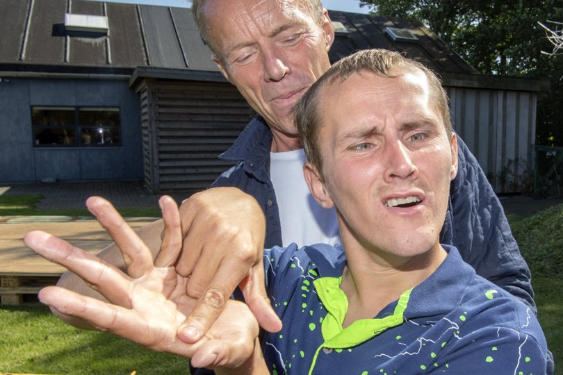 24-årige Thomas Krogsgaard bor stadig hjemme hos sine forældre - her er han sammen med sin far Carsten Frost. Foto: Henrk Louis