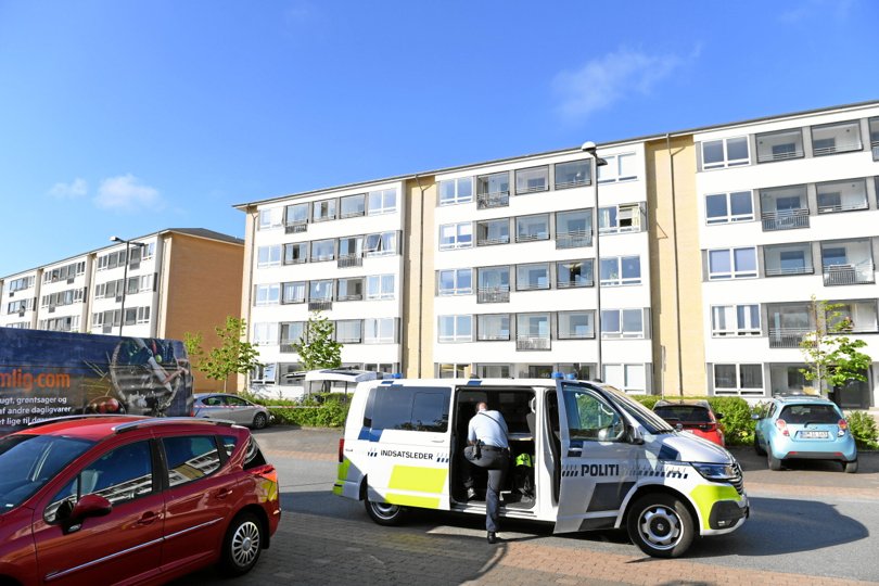 Politiet er massivt til stede i området, hvor knivstikkeriet skete fredag eftermiddag. Foto: Jan H. Pedersen