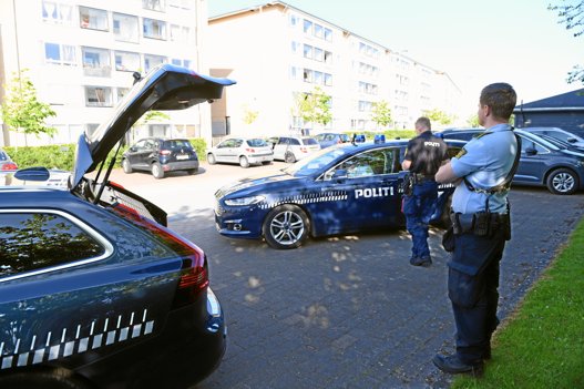 Politiet er massivt til stede i området, hvor knivstikkeriet skete fredag eftermiddag. Foto: Jan H. Pedersen