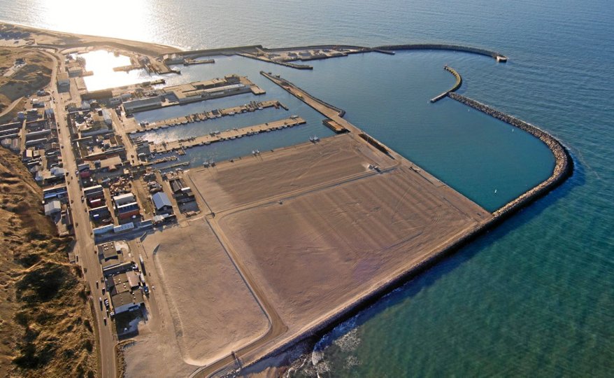 Udvidelsen af Hanstholm Havn er afsluttet, og nu arbejdes der målrettet for at sikre havnens position som førende indenfor handel, bearbejdning og opdræt af fisk.Foto: Hanstholm Havn