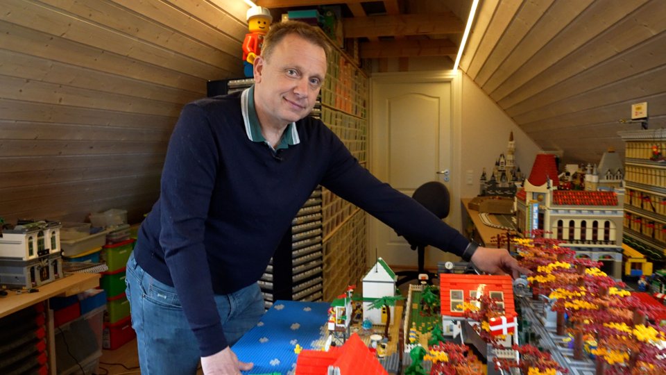 De seneste fem år har 54-årige Henrik Garder bygget kendte aalborgensiske vartegn til Sallings julevindue. Foto: Thomas Lee Christensen