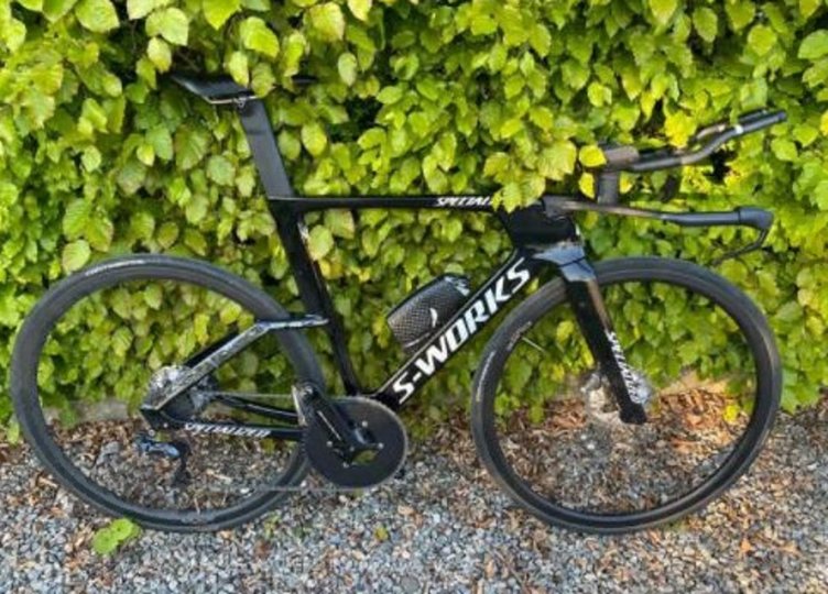 Racercyklen blev ødelagt ved påkørslen, og bilisten kørte væk uden at stoppe. Privatfoto