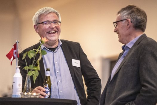 Jørgen Pontoppidan erkender, at hans udmelding om at stemme på en lokal kandidat fra Venstre har skabt intern uro i partiet. - Jeg er dog ikke blevet mere upopulær, end jeg altid har været, siger han og slår en stor latter op. Her ses han i højt humør på valgaftenen sammen med Bjarne Bjertelsen, formand for Hobro Venstres vælgerforening. Foto: Torben Hansen
