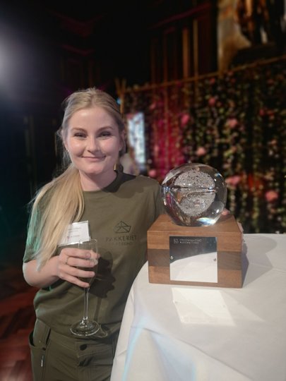 Udover en pokal modtog Gry Pedersen også en check på 50.000 kroner og en billet til EM. Foto: Anne-Mette Gyldenløv Grosen, Erhvervsakademi Dania.