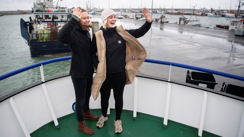 Emilie Qvist Kjærgaard og Emma Milner har omdannet en grillbar til et spisested med fokus på lokale grøntsager og frisk fisk fra den lokale fiskeauktion. Foto: Claus Søndberg.