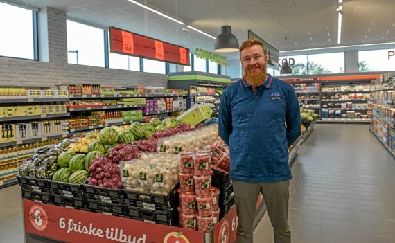 Den nye butikschef Lars Thomsen foran den flotte frugt- og grønt afdeling. Foto: Mogens Lynge