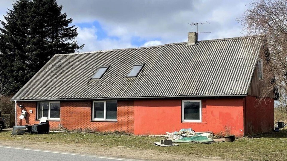 Villaen ligger ud til hovedvejen og kræver mere end blot grundig rengøring, inden man kan flytte ind. Foto: Home