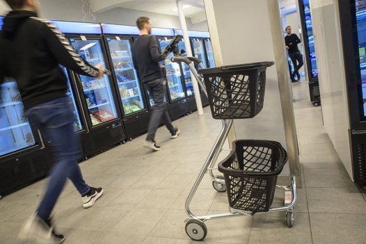 Når ordren tikker ind, kan en ansat se den på en skærm, mens han eller hun går rundt med vognen og plukker varer fra hylderne. Foto: Martin Damgård