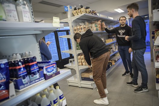 Varerne er sat op, så de 15-20 ansatte hurtigt kan få et overblik og ved hjælp af hyldenumre finde frem til det rigtige. Foto: Martin Damgård