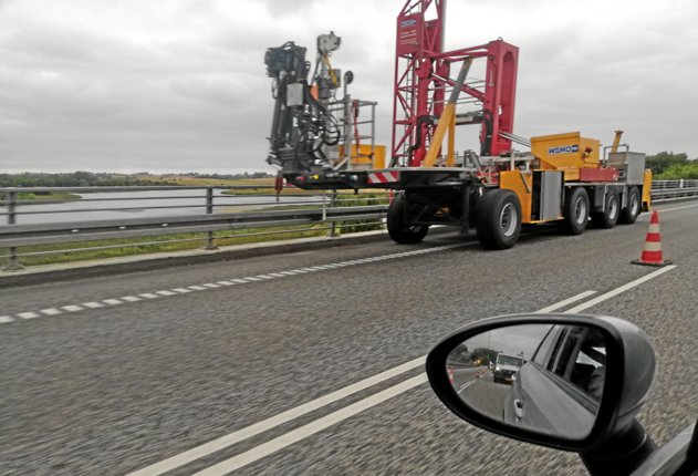 Denne lastbil med påmonteret lift skabte store forsinkelser for trafikken på Mors. Foto: Carsten Tolbøll