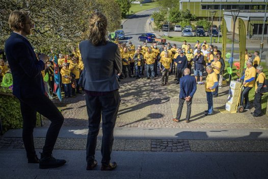Borgmesteren fik overrakt en t-shirt med protestsymbol samt fire kasser med underskrifter mod projektet. Foto: Martin Damgård.