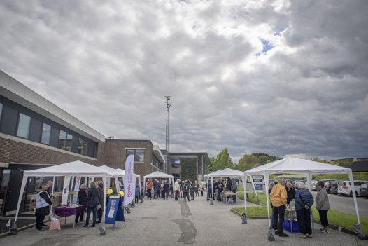Åbent hus arrangementets aktiviteter var primært koncentreret ude på parkeringspladsen foran frivilligcentret.. Foto: Martin Damgård
