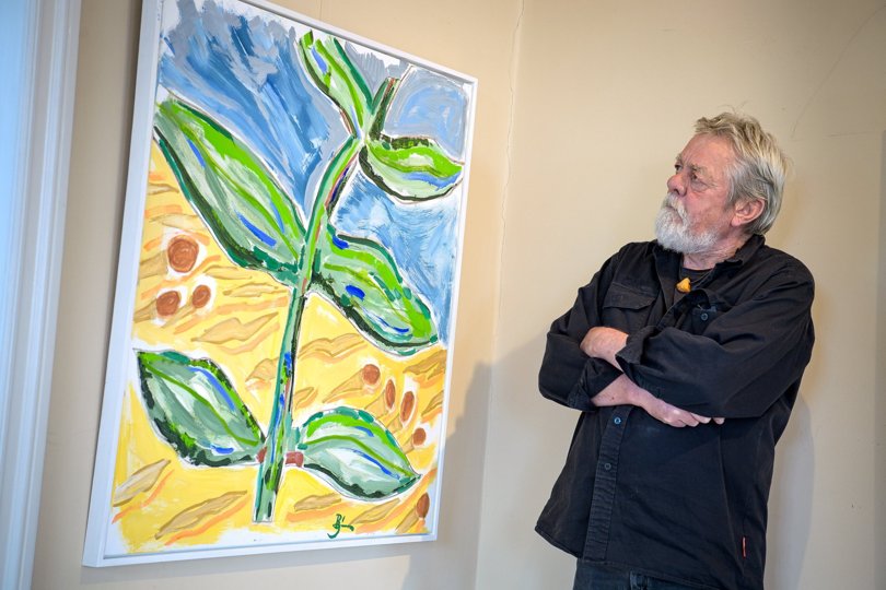 Bjørn Søndergaard har altid været sædeles produktiv. Her kunstneren ved et af de nyeste værker til udstillingen ”Retrospektiv”.