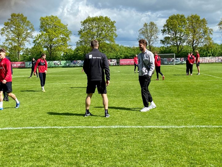 Den korsbåndsskadede anfører dukkede op til sæsonens sidste AaB-træning for at hilse på holdkammeraterne.