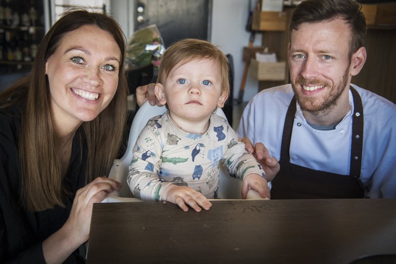 Kamilla og Simon Emil Schiøtt Christensen er indehavere af Restaurant Abstrakt - her med deres yngste søn Villads. De har netop modtaget Erhverv Hjørrings Iværksætterpris 2020. Foto: Kim Dahl Hansen