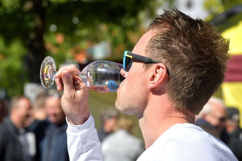 Nordjysk Vinfestival vender i år tilbage til gaderne i Brønderslev til to glade dage, hvor vininteresserede kan mødes til vinsnak og ditto smagning. Forhåndsinteressen tyder på, at deltagerantallet vil sætte rekord.  <i>Arkivfoto: Claus Søndberg</i>