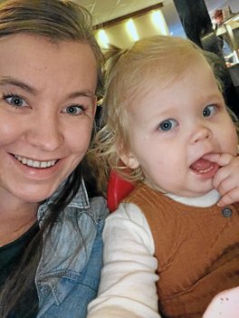 Da der ikke var corona i Danmark, var Rikke Bredahl Jørgensens datter ofte med på besøg på Bedsted Friplejehjem, som Rikke Bredahl Jørgensen ser som sit andet hjem. Privatfoto
