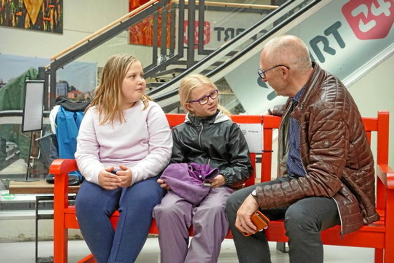Sofie Kvist og Sofia Buus Sørensen fra 4.B på Hadsund Skole benyttede lejligheden til at få en hyggelig snak med borgmester Mogens Jespersen. Privatfoto