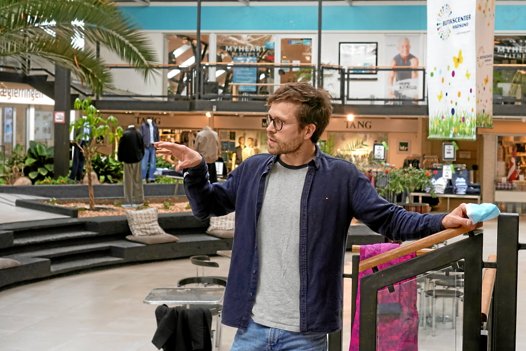 Røde Kors-formand Johan Weber - håber at de røde bænke vil få de lokale til at sætte farten ned, tage en pause og måske falde i snak med mennesker, de slet ikke kender endnu. Privatfoto