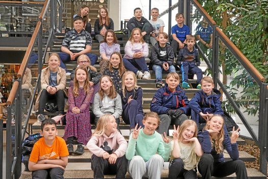 Det er 4b på Hadsund Skole, som har bygget og malet de røde bænke. Privatfoto