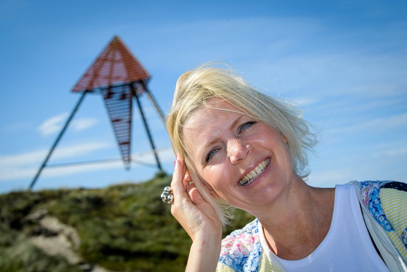 Lærke Kløvedal ved sømærket i barndommens Stenbjerg. <i>Bo Lehm</i>