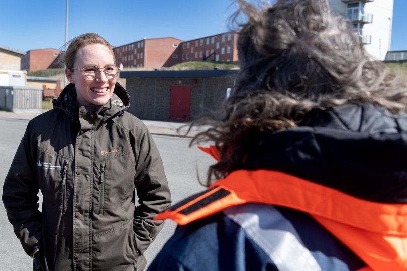 Hjemmefra kan du følge med på en tur på en halv times Walk & Talk fredag kl 15.30, hvor miljøminister Lea Wermelin taler med vært Anders Lund Madsen, mens de går lidt rundt i Hirtshals. Arkivfoto: Torben Hansen