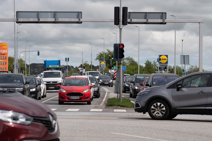 Trafikbelastningen på Indkildevej - både her i det store kryds ved Hobrovej og det lidt mindre ved Meny og Lidl - er efterhånden temmelig uoverskuelig. I hvert fald, hvis man skal tro beboerne i området. Foto: Bente Poder