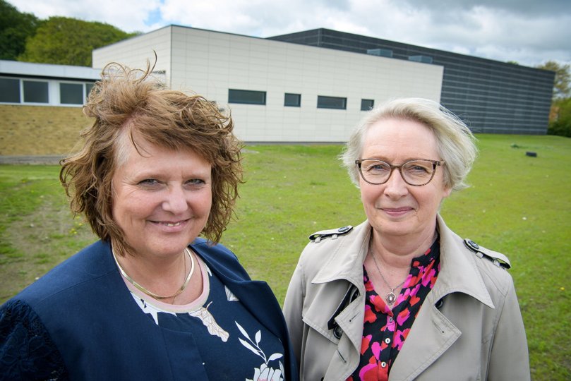 Centerleder Laila Mølholt (til venstre) og fondsformand Aase Jensen har netop præsenteret politikerne i Brønderslev Kommune for et enormt projekt. Med projektet håber de at gøre Brønderslev Hallerne til et både fysisk og socialt samlingspunkt i byen. Foto: Bo Lehm <i>Bo Lehm</i>