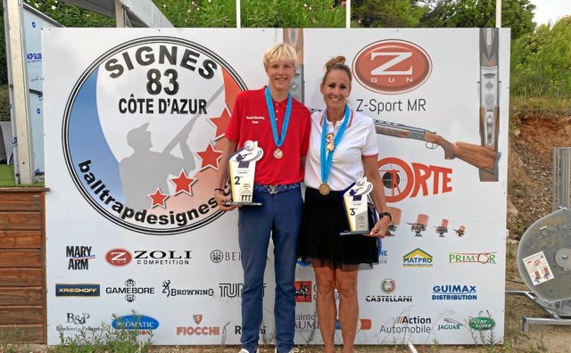 Simon Greth og Sussie Jade fra SSV Flugtskydningsforening med deres sølv- og bronzemedalje ved europamesterskabet. Privatfoto