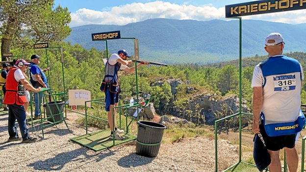 Under flugtskydningsdisciplinen Compak Sporting benyttede Simon Greth sin medbragte italienske håndbyggede haglgevær til omkring 110.000 kroner. Privatfoto