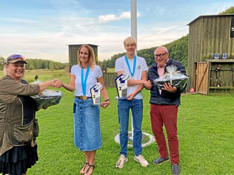 De to medaljetager i selskab med formand for SSV Kristian Højsleth og medarrangør af hyldestfesten Louise Pedersen. Privatfoto