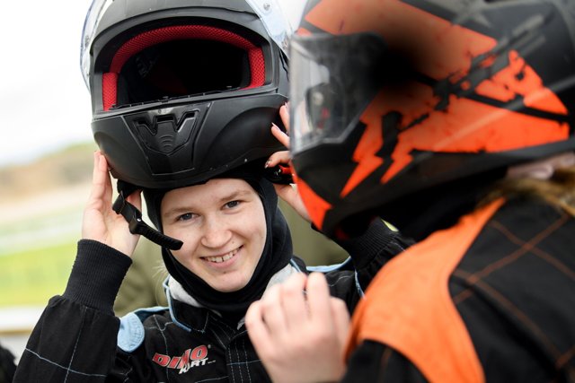 Besøget på gokartbanen er en del af et fire ugers skoleprojekt om motorsport. Foto: Henrik Bo