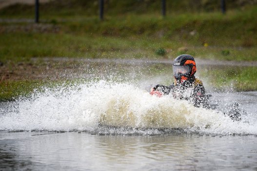 Flere af eleverne måtte forlade deres gokarts, da de sad fast i en oversvømmet del af banen. Foto: Henrik Bo <i>Foto: Henrik Bo</i>