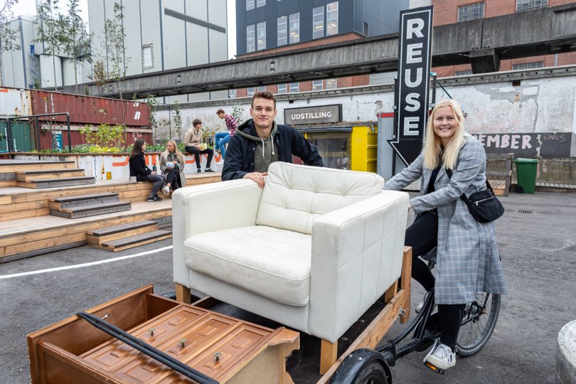 Et forsøg skal give mulighed for, at man klan bytte brugte ting i kommunalt regi. I Aarhus Kommune kan man på genbrugsstationen Reuse aflevere og hente brugte ting og ovenikøbet låne en ladcykel til at fragte tingene hjem. Pressefoto: Reuse Aarhus
