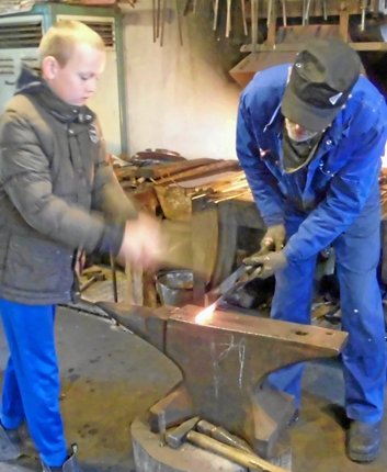 En af de unge gæster til åbent hus-dagen forsøgte sig med at svinge hammeren i Morsø Gamle Smedje. Privatfoto