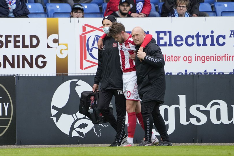 Lucas Andersen bliver støttet af målmandtræner Poul Buus (th.) og fysioterapeut Simon Enevoldsen efter sit uheld i udekampen mod SønderjyskE. Foto: Frank Cilius/Ritzau Scanpix <i>Ritzau Scanpix</i>