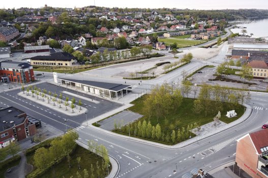 Mariagerfjord Kommune er klar til at skyde en række centralt beliggende grunde i campus-projektet: Texacogrunden, to byggefelter ved FOA-bygningen og rutebilstationen, et areal ved den gamle markedshal lå og selve rådhuset på Nordre Kajgade. Foto: Claus Søndberg