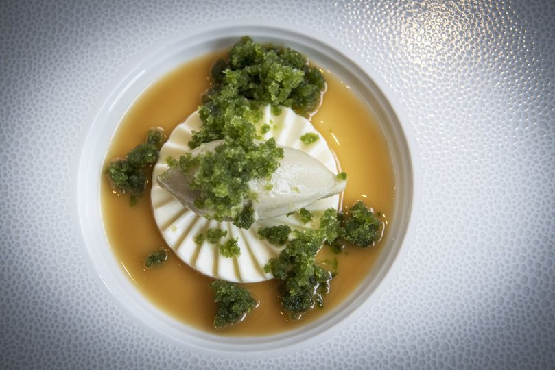 Smukt, kreativt og velsmagende. På Ruths Hotel har man længe haft ambitioner om at opnå Michellin-stjerner - og med den nye Restaurant Okê ser det ud til, at man har nået et niveau, hvor ambitionerne er realistiske. Foto: Kim Dahl Hansen <i>Foto: Kim Dahl Hansen</i>