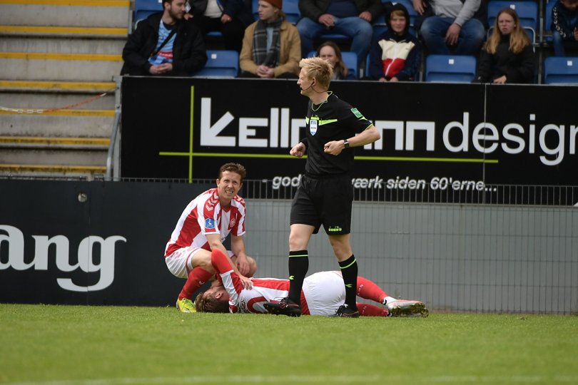 Jakob Ahlmann var hurtigt hos sin anfører, da Lucas Andersen blev skadet. Foto: Bo Lehm <i>Bo Lehm</i>