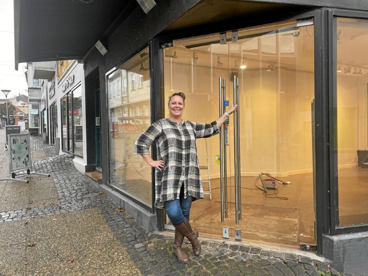Berit Lartigue slår dørene op til tøj- og modeforretningen Lynggården på fredag 26. november. Foto: Jesper Bøss