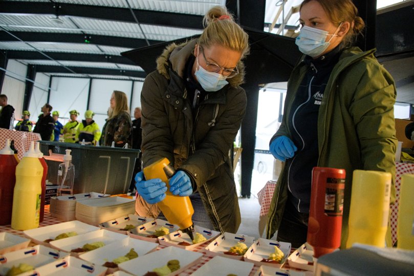 Intet rejsegilde uden sodavand, pølser og hvad der hører til. Normalt foregår det under åben himmel, men på grund af coronaen var degn traditionelle fejring for byggeriet ved Thyhallen blevet udskudt i seks uger. <i>Bo Lehm</i>
