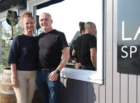 Kitty og André Palsgaard har drevet virksomhed på Østerby Havn i knap 19 år. Nu er de klar til at sælge ejendommen til nye ejere.