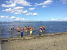 Forfriskende dukkert: Morsingboer satte fokus på vandmiljøet - og hoppede i fjorden
