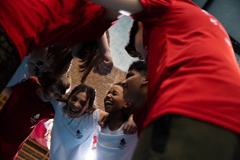 Der bliver plads til både grin og medaljer, når Skole-OL skydes i gang 25. maj. Pressefoto.