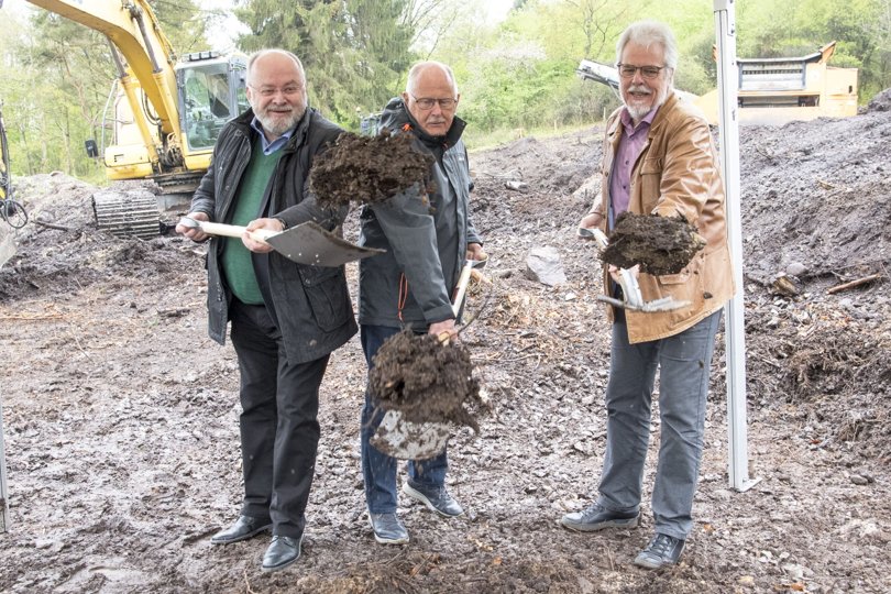Fra venstre Per Lyngby, pensioneret pladskommandant Hans Simonsen og borgmester Leon Sebbelin svinger spaderne. Foto: Kim Dahl Hansen <i>Foto: Kim Dahl Hansen</i>